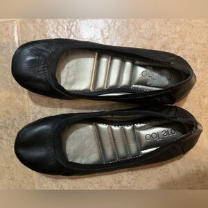 Woman’s Me Too black ballet flats size 7
